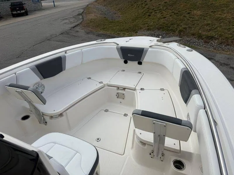 Slide: The Image of Robalo R272 Center Console 2019 - 16
