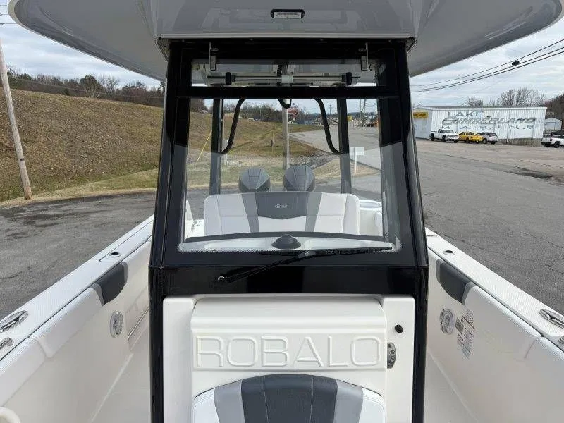 Slide: The Image of Robalo R272 Center Console 2019 - 17
