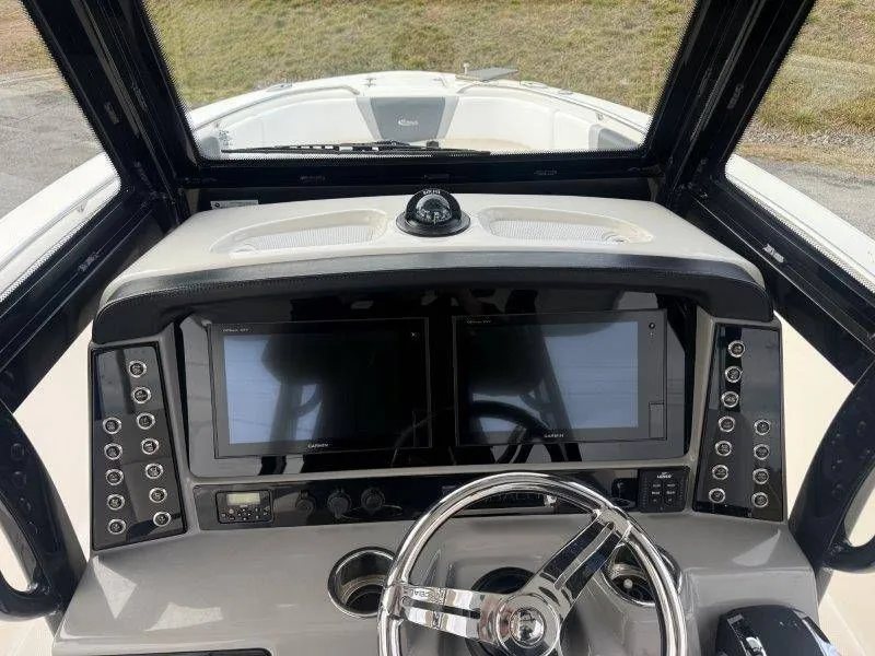 Slide: The Image of Robalo R272 Center Console 2019 - 19