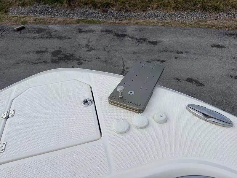 Slide: The Image of Robalo R272 Center Console 2019 - 5