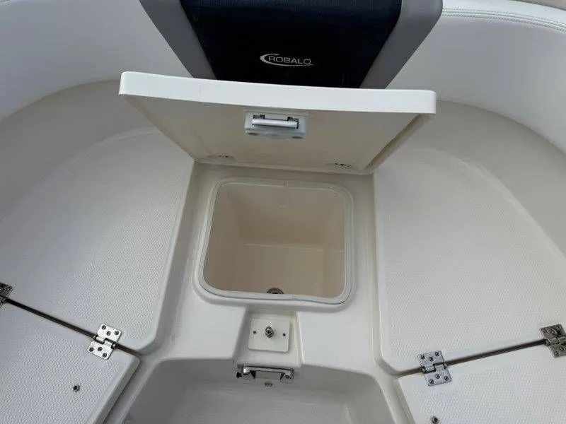 Slide: The Image of Robalo R272 Center Console 2019 - 6