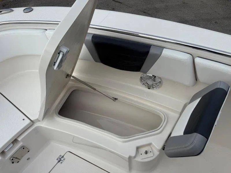 Slide: The Image of Robalo R272 Center Console 2019 - 9