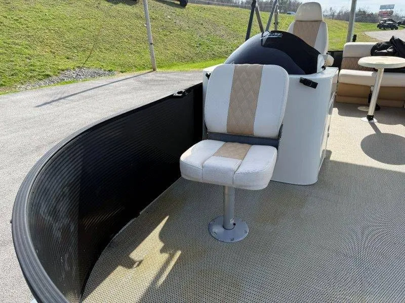 Slide: The Image of 2018 Lexington 5 Series boat with cushioned seat and helm console. - 27