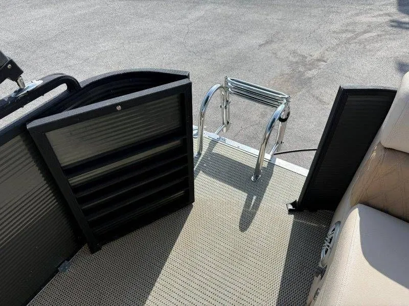 Slide: The Image of Lexington 5 Series 2018 boat with ladder and open gate. - 33