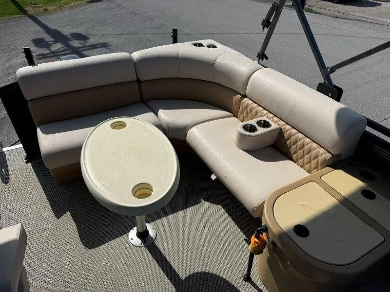 Slide: The Image of Interior of a 2018 Lexington 5 Series boat with seating area. - 38