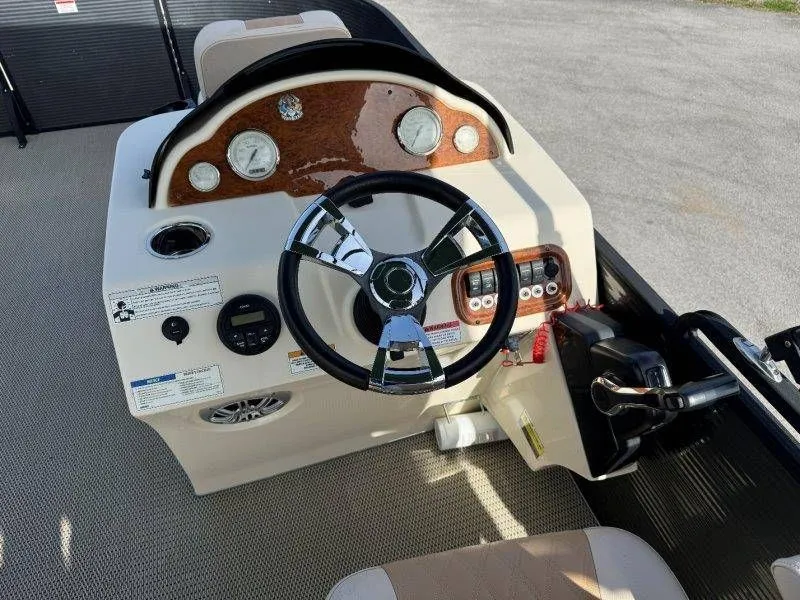 Slide: The Image of Control console of a 2018 Lexington 5 Series boat. - 44