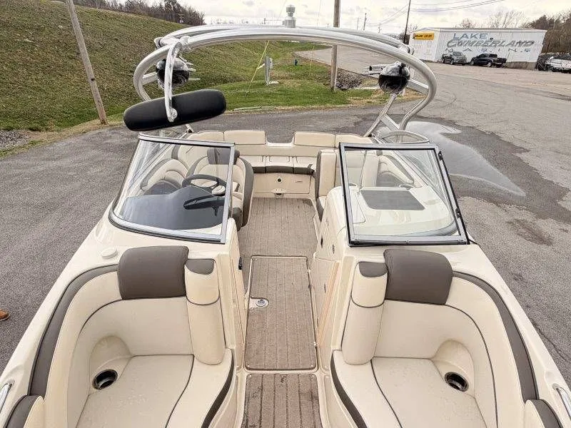 Slide: The Image of Interior view of a 2014 Yamaha Boats 242 Limited S. - 25