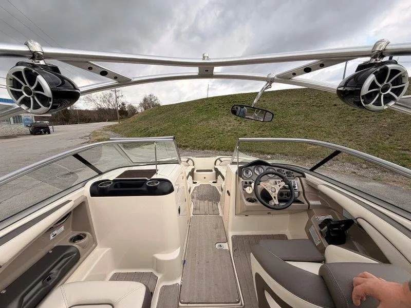 Slide: The Image of Interior view of a 2014 Yamaha Boats 242 Limited S. - 38