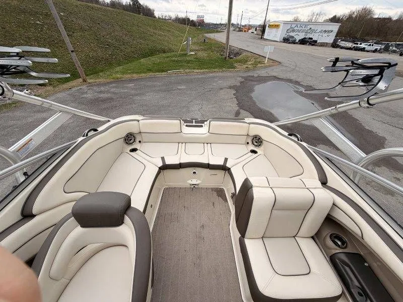 Slide: The Image of Interior of a 2014 Yamaha Boats 242 Limited S with beige seating. - 44