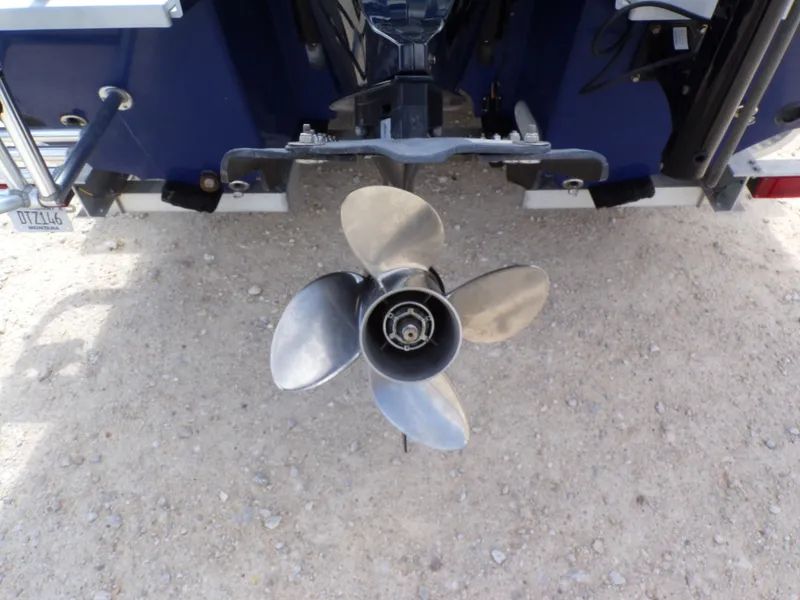 Slide: The Image of Majek 18 Illusion M2 2022 boat rear with propeller. - 30