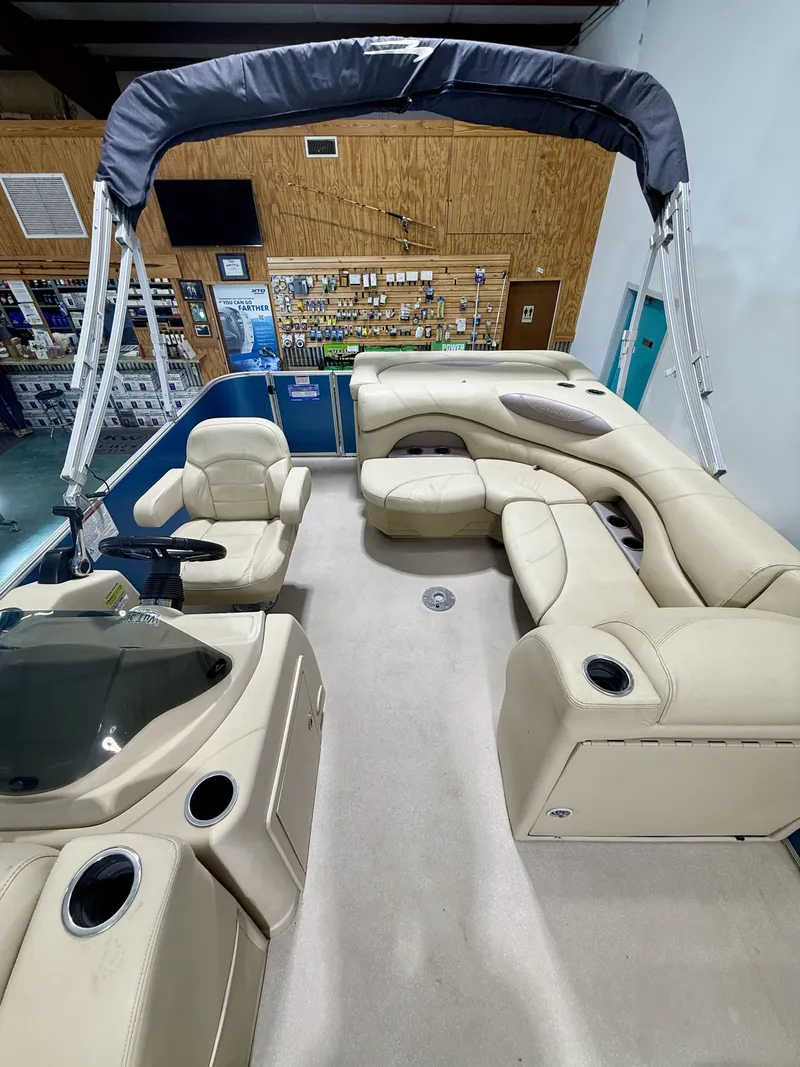 Slide: The Image of Interior of a 2017 Sylvan 8520 pontoon boat with beige leather seating. - 11
