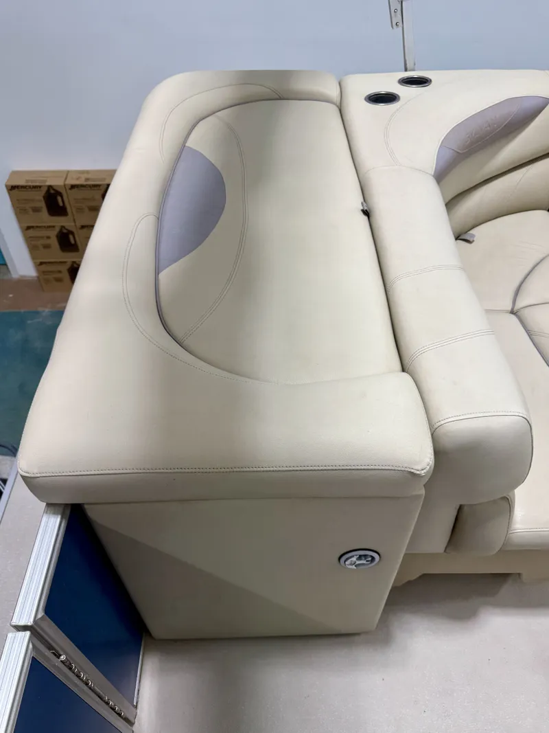 Slide: The Image of Sylvan 8520 boat seat 2017, cream leather, cup holders. - 24