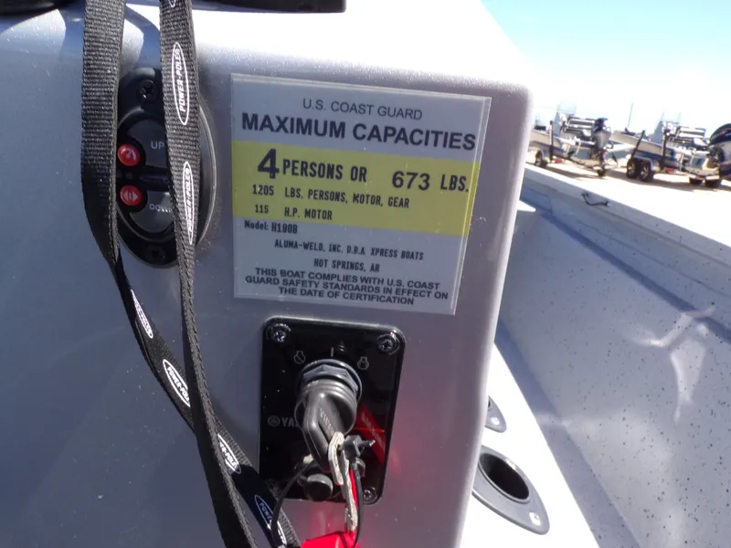 Slide: The Image of Xpress H190B Bay 2021 boat capacity label, maximum persons and weight load. - 23