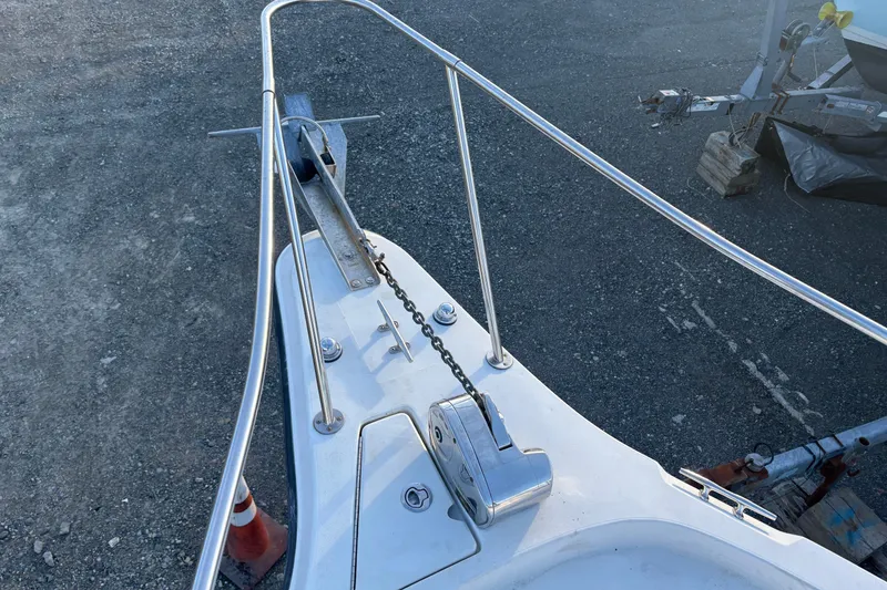 Slide: The Image of Bow of 2002 Seaswirl Striper 2301 Walkaround O/B with anchor chain and railing. - 6