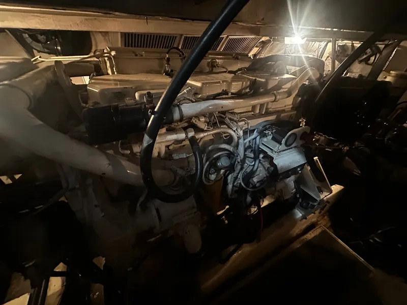 Slide: The Image of Engine room of 1996 Sea Ray 500 Sundancer, detailed view. - 32