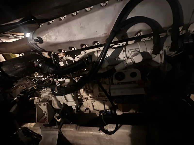 Slide: The Image of Engine room of a 1996 Sea Ray 500 Sundancer boat. - 34