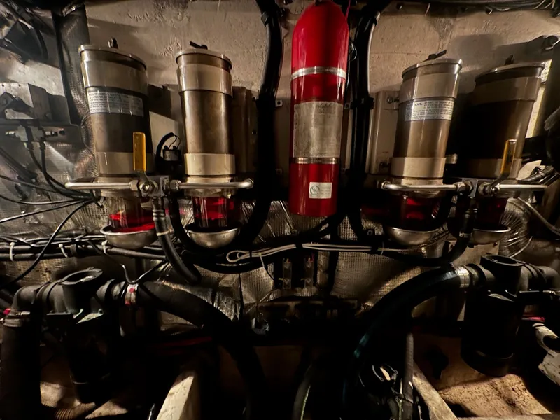 Slide: The Image of Engine room of 1996 Sea Ray 500 Sundancer with fire extinguisher. - 35