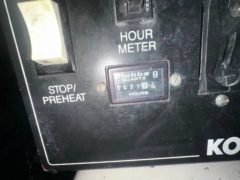 Slide: The Image of Hour meter on Sea Ray 500 Sundancer 1996 boat. - 37