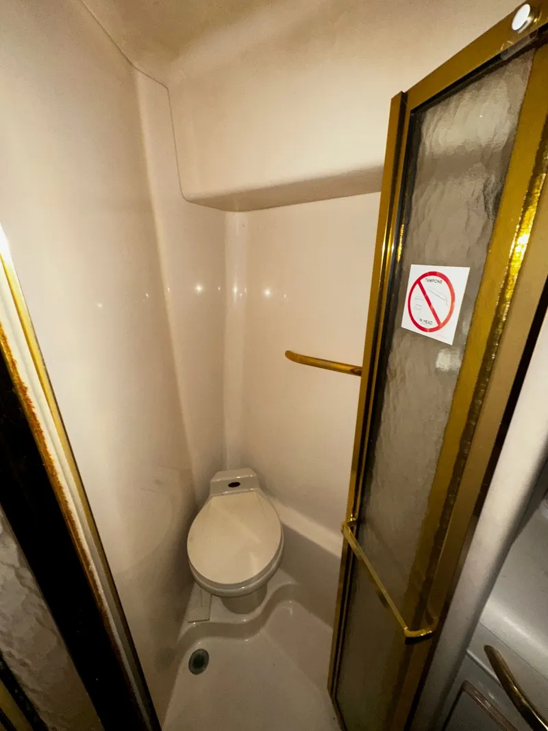 Slide: The Image of Sea Ray 500 Sundancer 1996 bathroom with toilet and shower enclosure. - 43