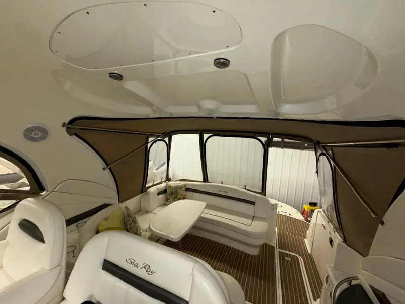 Slide: The Image of Sea Ray 390 Sundancer 2004 - 13