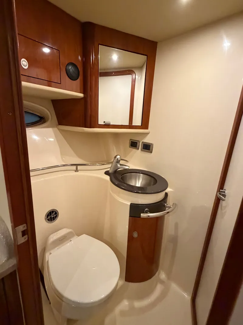 Slide: The Image of Sea Ray 390 Sundancer 2004 - 36
