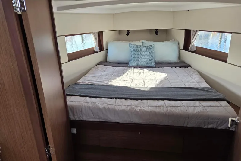 Slide: The Image of Clewless' spacious vee-berth - 14