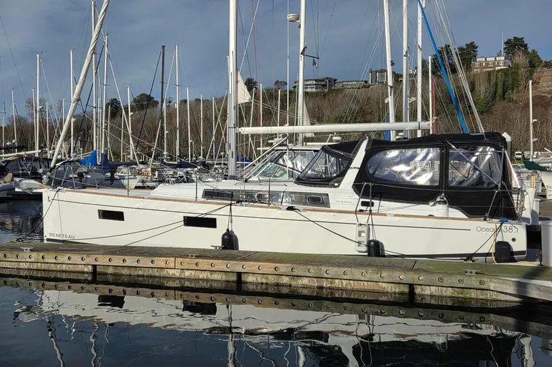 Slide: The Image of 2022 Beneteau Oceanis 38.1 "Clewless" - 17