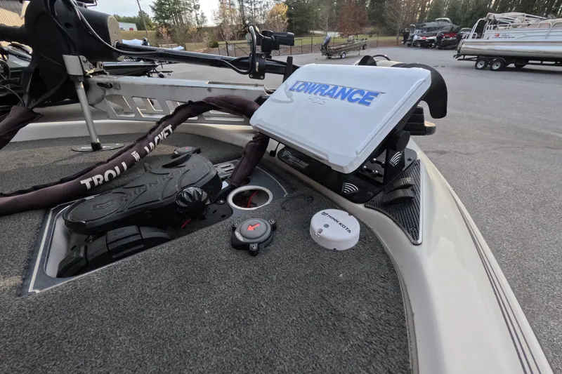 Slide: The Image of 2015 Skeeter FX21 boat with Lowrance GPS and trolling motor controls. - 8