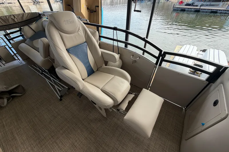 Slide: The Image of Luxurious seating on 2018 JC 25 Neptoon TT Sport pontoon boat, docked by the water. - 17