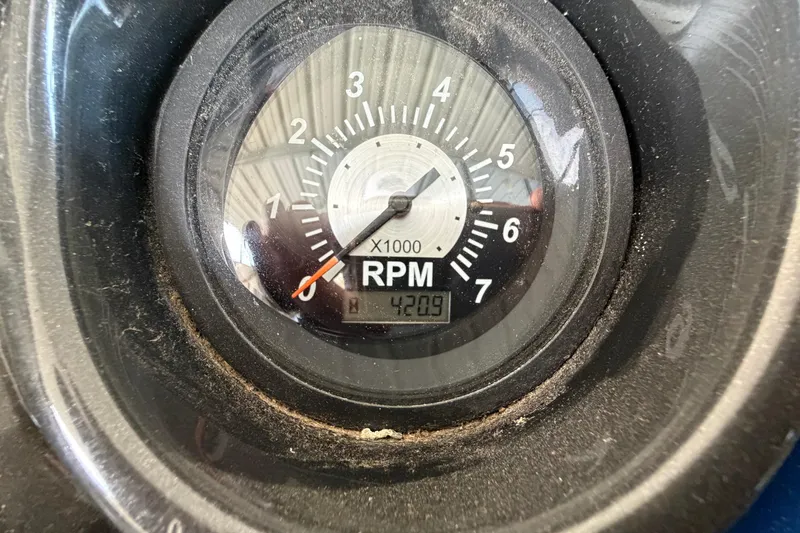 Slide: The Image of Tachometer displaying 4209 RPM on a 2018 JC 25 Neptoon TT Sport. - 19