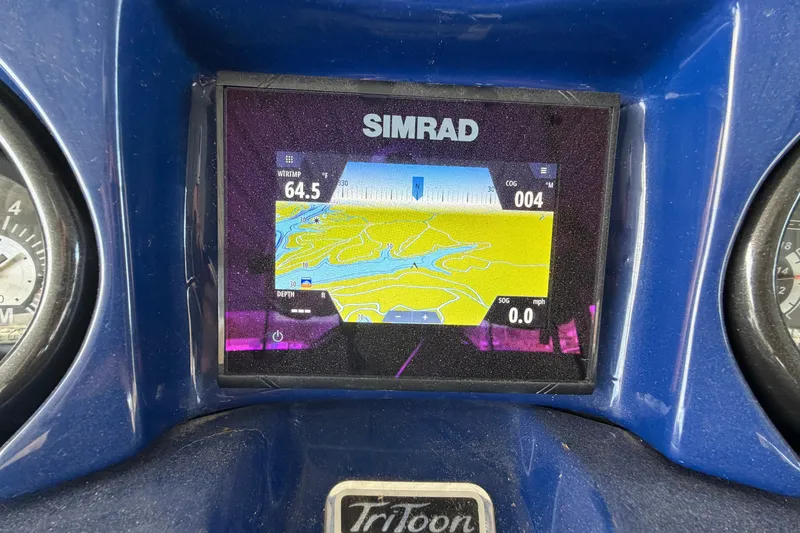 Slide: The Image of Simrad navigation display on 2018 JC 25 Neptoon TT Sport boat dashboard. - 25