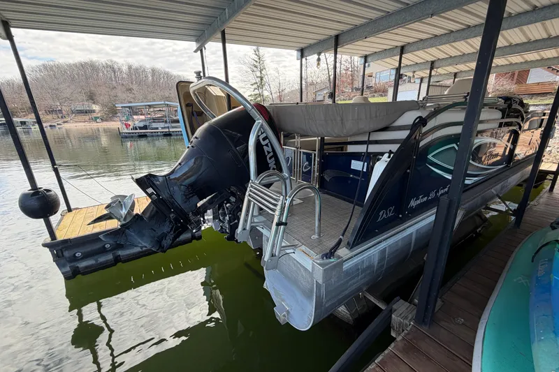 Slide: The Image of 2018 JC 25 Neptoon TT Sport pontoon boat docked with Suzuki outboard motor. - 8