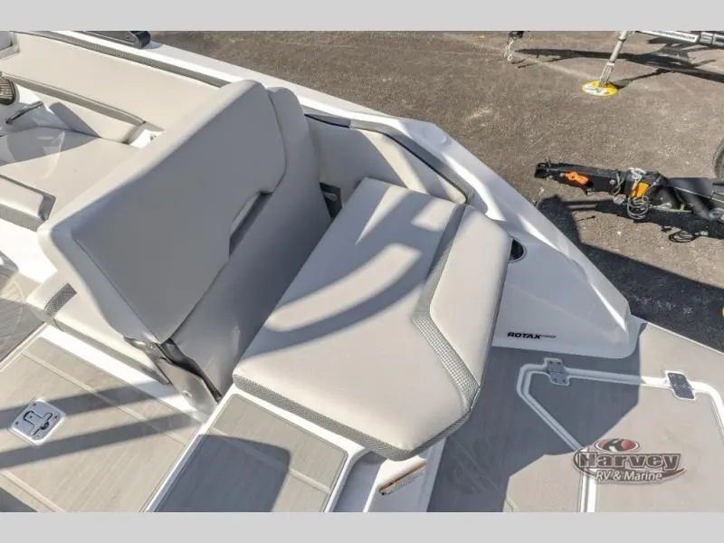 Slide: The Image of Scarab 215 SE 2025 - 30