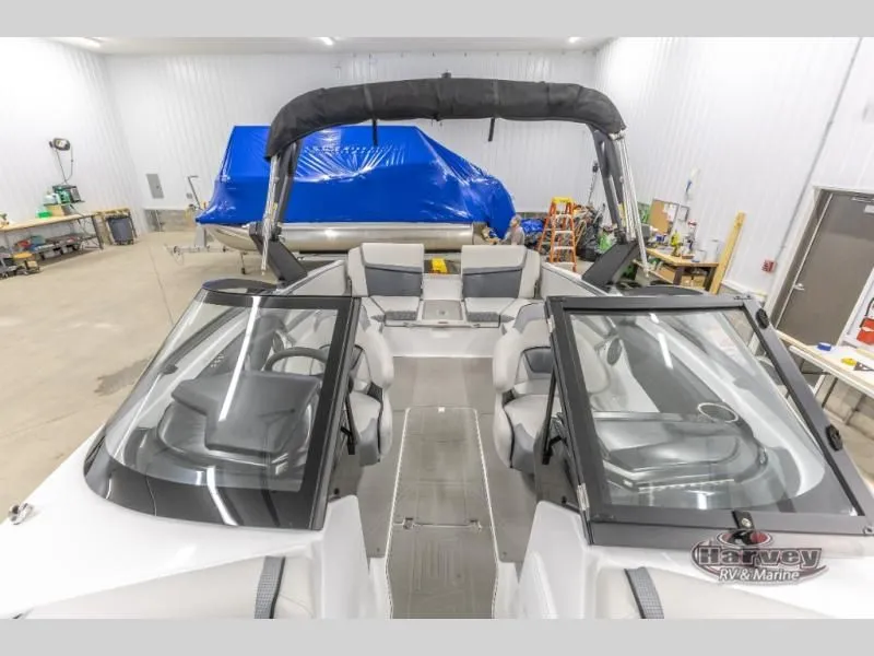 Slide: The Image of Scarab 215 SE 2025 - 7