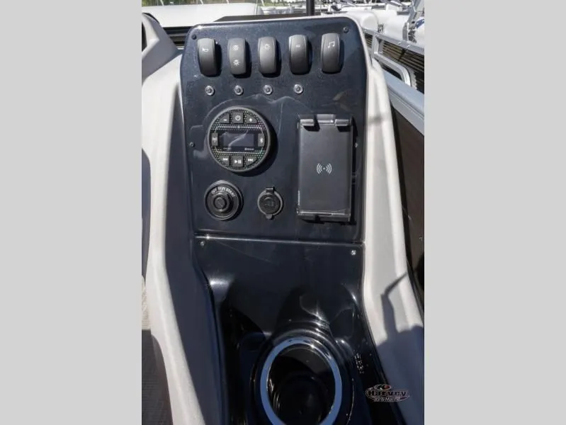 Slide: The Image of Dashboard of Vectra Classic 19 L boat, year 2026. - 17