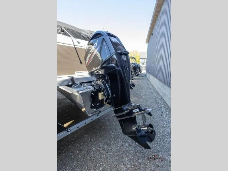 Slide: The Image of Outboard motor of a 2026 Vectra Classic 19 L boat. - 6