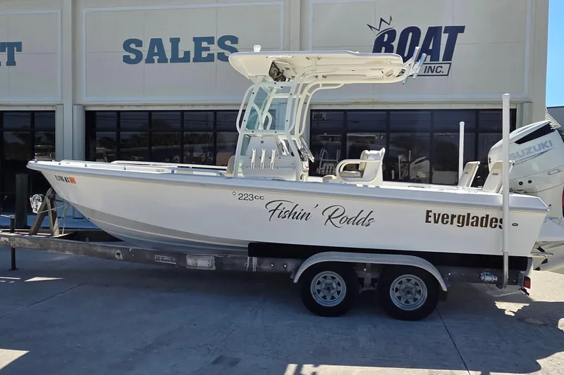 The Image of 2005 Everglades 223 Center Console boat on trailer outside sales building. - 0