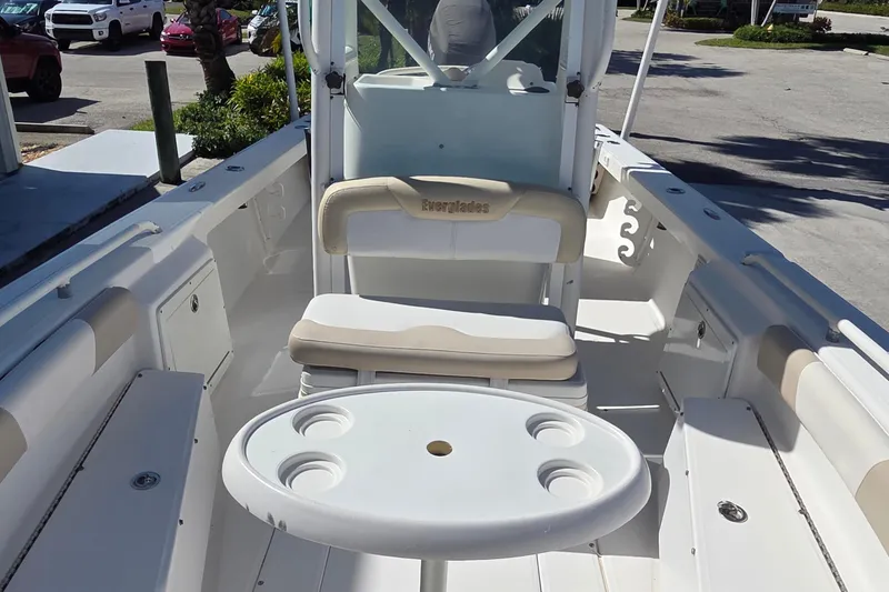 Slide: The Image of 2005 Everglades 223 Center Console boat interior with seating and table. - 19