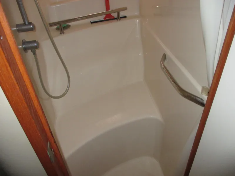 Slide: The Image of Shower in Sea Ray 390 Sundancer boat, year 2005. - 38