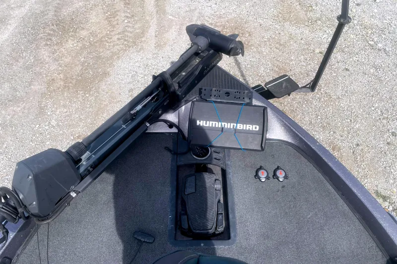 Slide: The Image of 2017 Ranger Z520 boat deck with Humminbird fish finder and trolling motor. - 10