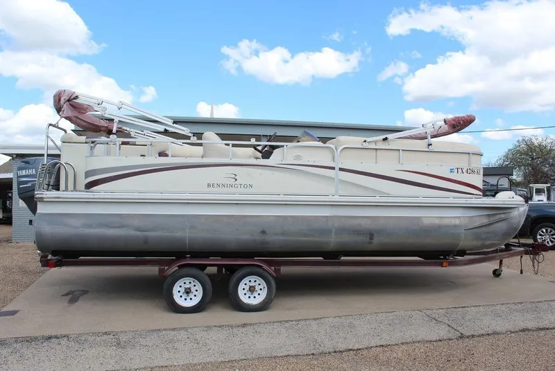Slide: The Image of 2005 Bennington 2275 RL pontoon boat on trailer under a blue sky. - 5