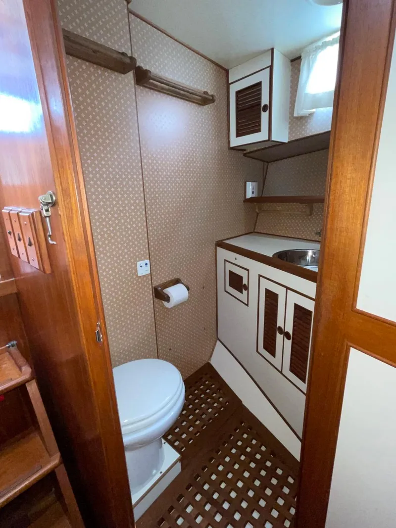 Slide: The Image of Ocean Alexander 40 Double Cabin 1983 - 68