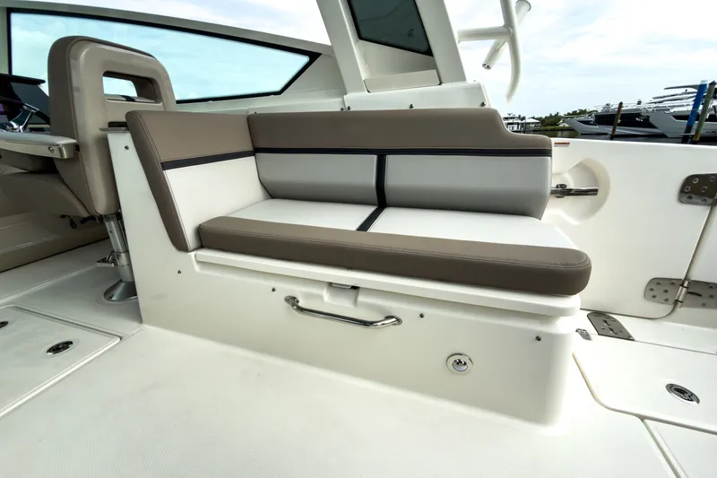 Slide: The Image of Boston Whaler 330 Vantage 2027 - 8