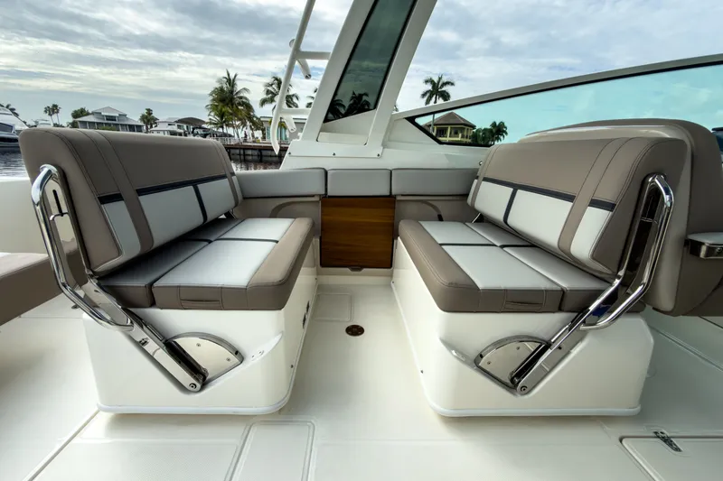 Slide: The Image of Boston Whaler 330 Vantage 2027 - 10