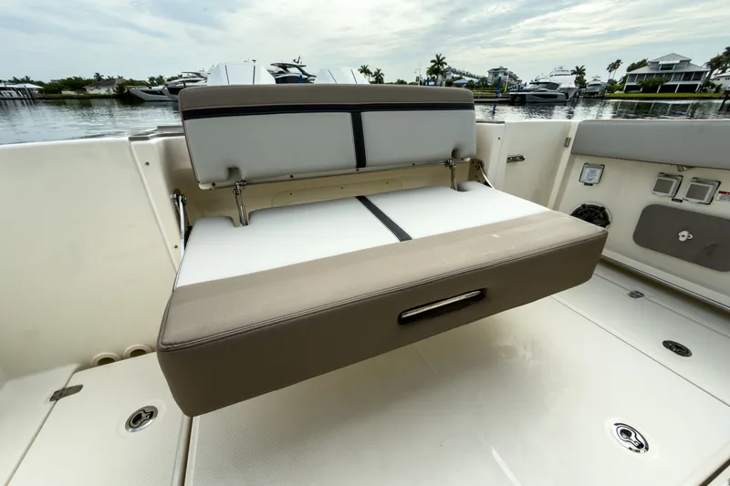 Slide: The Image of Boston Whaler 330 Vantage 2027 - 6