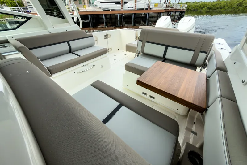 Slide: The Image of Boston Whaler 330 Vantage 2027 - 12