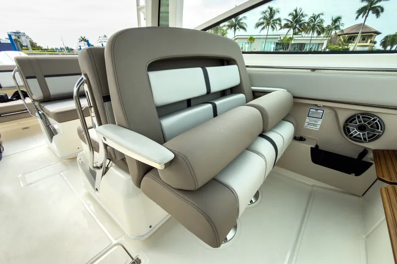 Slide: The Image of Boston Whaler 330 Vantage 2027 - 18