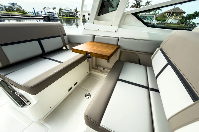 Slide: The Image of Boston Whaler 330 Vantage 2027 - 11