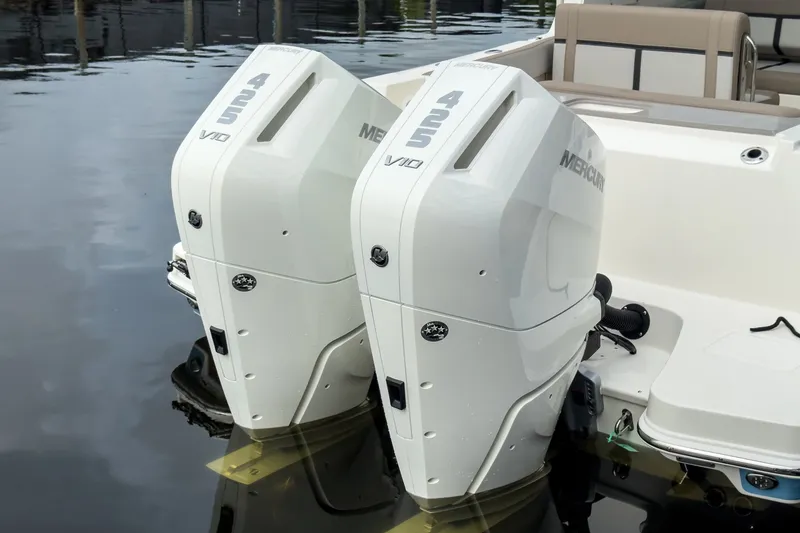 Slide: The Image of Boston Whaler 330 Vantage 2027 - 4