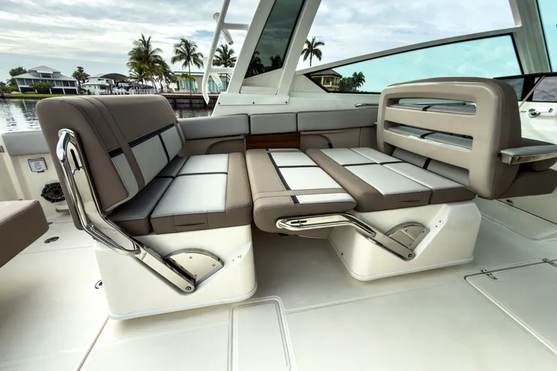 Slide: The Image of Boston Whaler 330 Vantage 2027 - 9